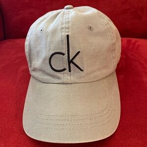 Calvin Klein cap with adjustable strap; grey.